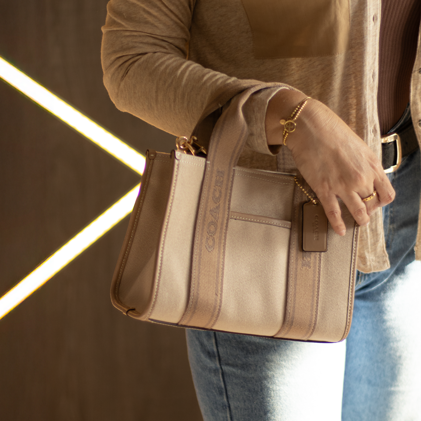 Coach Field Tote 22 Canvas Bag Caramelo