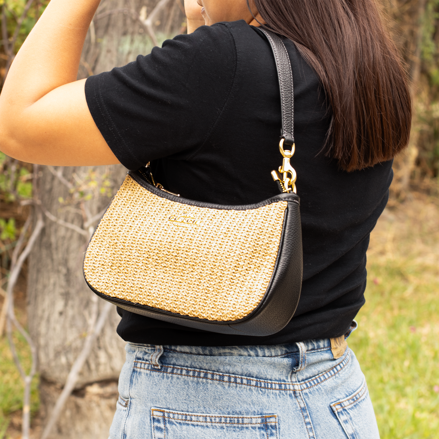 Coach Pochette Raffia Tery Mini Bag – Estilo natural.