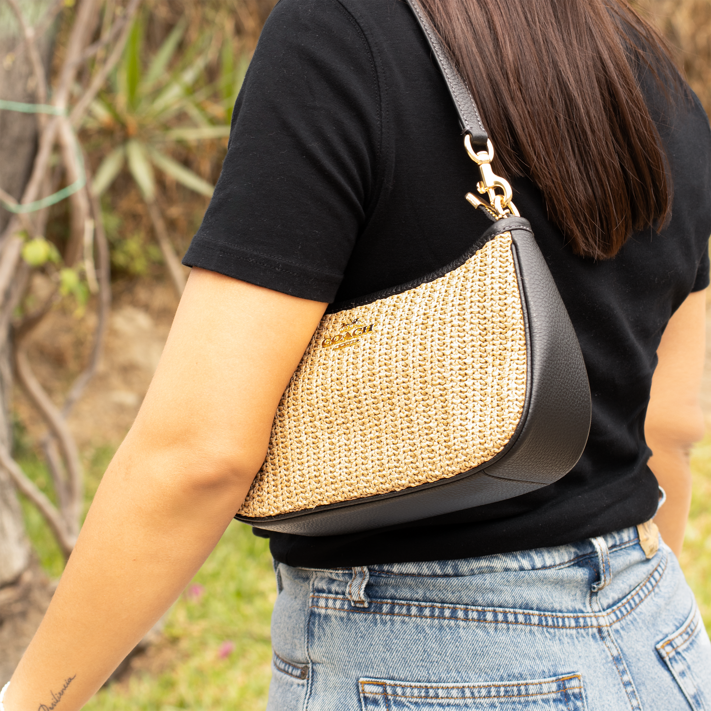 Coach Pochette Raffia Tery Mini Bag – Estilo natural.